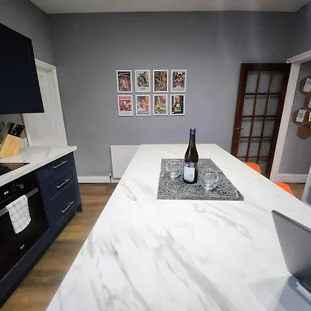 House Near Restaurants, Park And Pubs, Perfect For Pets! בית נופש