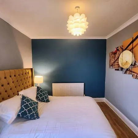 House Near Restaurants, Park And Pubs, Perfect For Pets!
