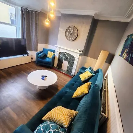House Near Restaurants, Park And Pubs, Perfect For Pets! *