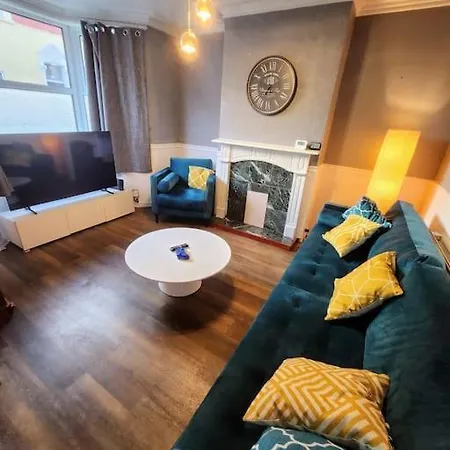 House Near Restaurants, Park And Pubs, Perfect For Pets!