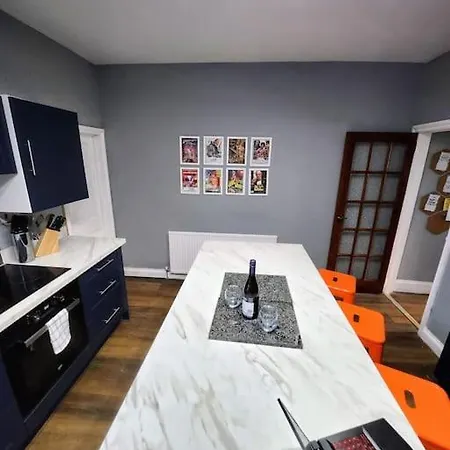 House Near Restaurants, Park And Pubs, Perfect For Pets! *
