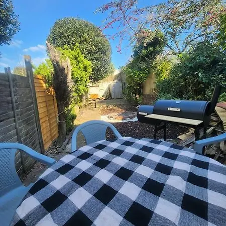 House Near Restaurants, Park And Pubs, Perfect For Pets! Casa de Férias *